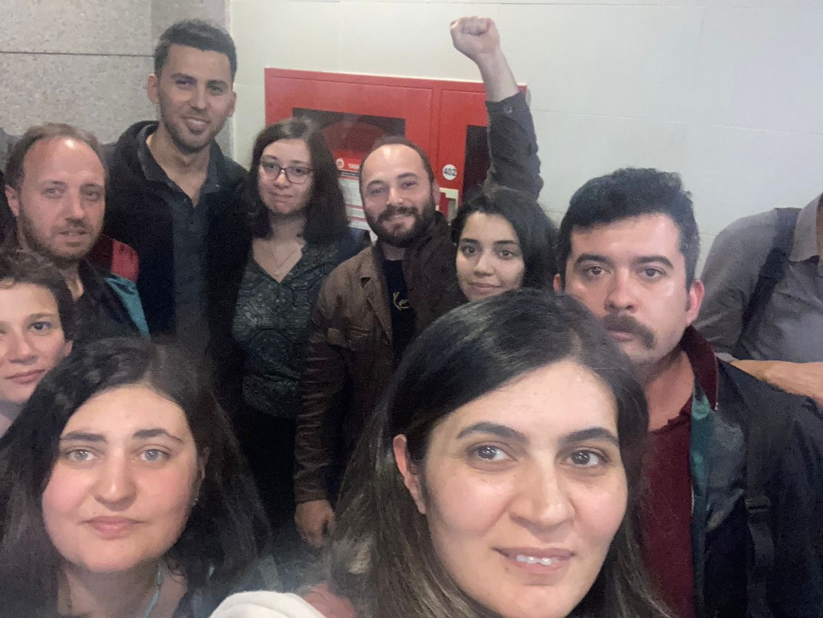 Aralarında 2 parti üyemizin de olduğu 27 mücadele arkadaşımız 1 Mayıs’ı Taksim Meydanı’nda kutlama iradesi gösterdikleri için tutuklandı. Taksim’i, işçi sınıfının bayramını yasaklamaya çalışan iktidar, bayramımızı kutlamak için meydanlarda olan arkadaşlarımızı tutsak ediyor. Bu