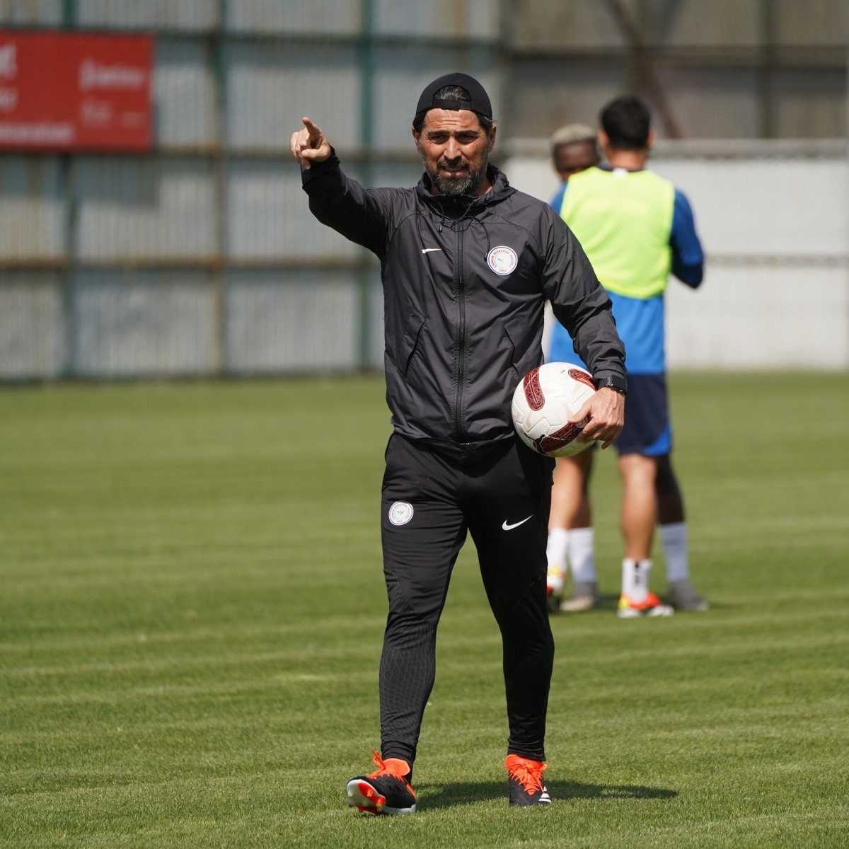 Rizespor, İlhan Palut ile sözleşme uzatma konusunda prensip anlaşmasına vardı. (Salim Manav)