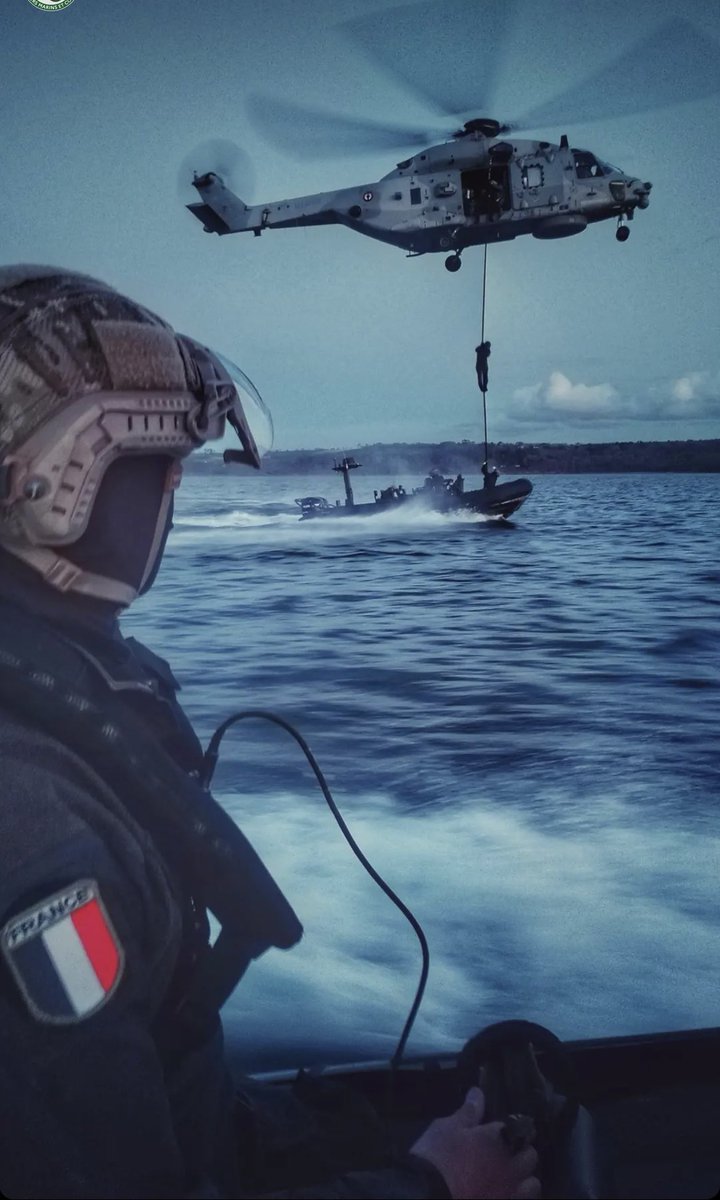 Descente en corde lisse pour ce #CommandoMarine depuis un NH90 Marine vers un ETRACO sous le regard d’un de ses collègues 🔱🇫🇷 #COS #ForcesSpécialesFrançaises
