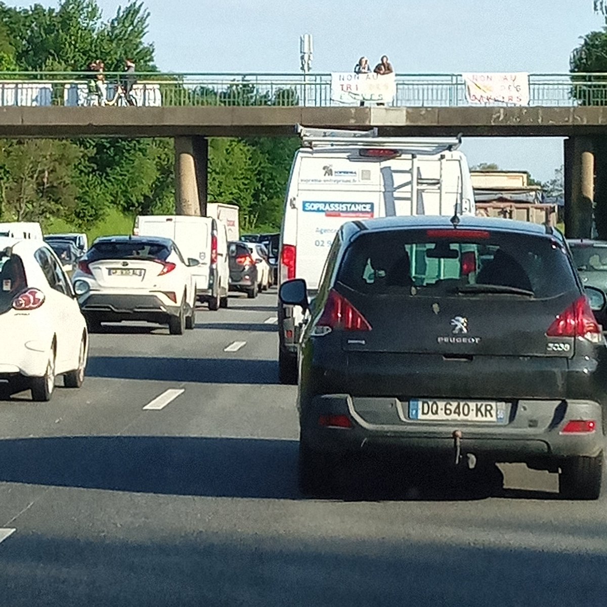Emeline35200's tweet photo. Aujourd'hui à Rennes : opération "ponts de la colères" contre les mesures du choc des savoirs. On ne lâche rien ! @CollectifEduc35 @fcpe35 https://t.co/0rME4hw1cc