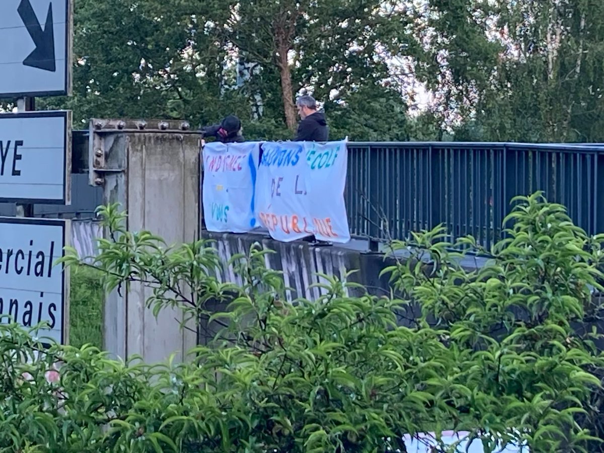Emeline35200's tweet photo. Aujourd'hui à Rennes : opération "ponts de la colères" contre les mesures du choc des savoirs. On ne lâche rien ! @CollectifEduc35 @fcpe35 https://t.co/0rME4hw1cc
