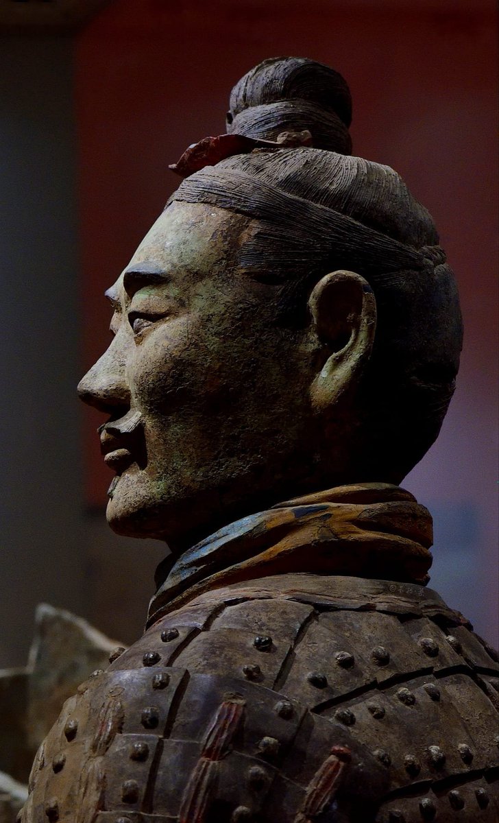 CG model (left) and physical model of a Qin General, with color pigments depicted