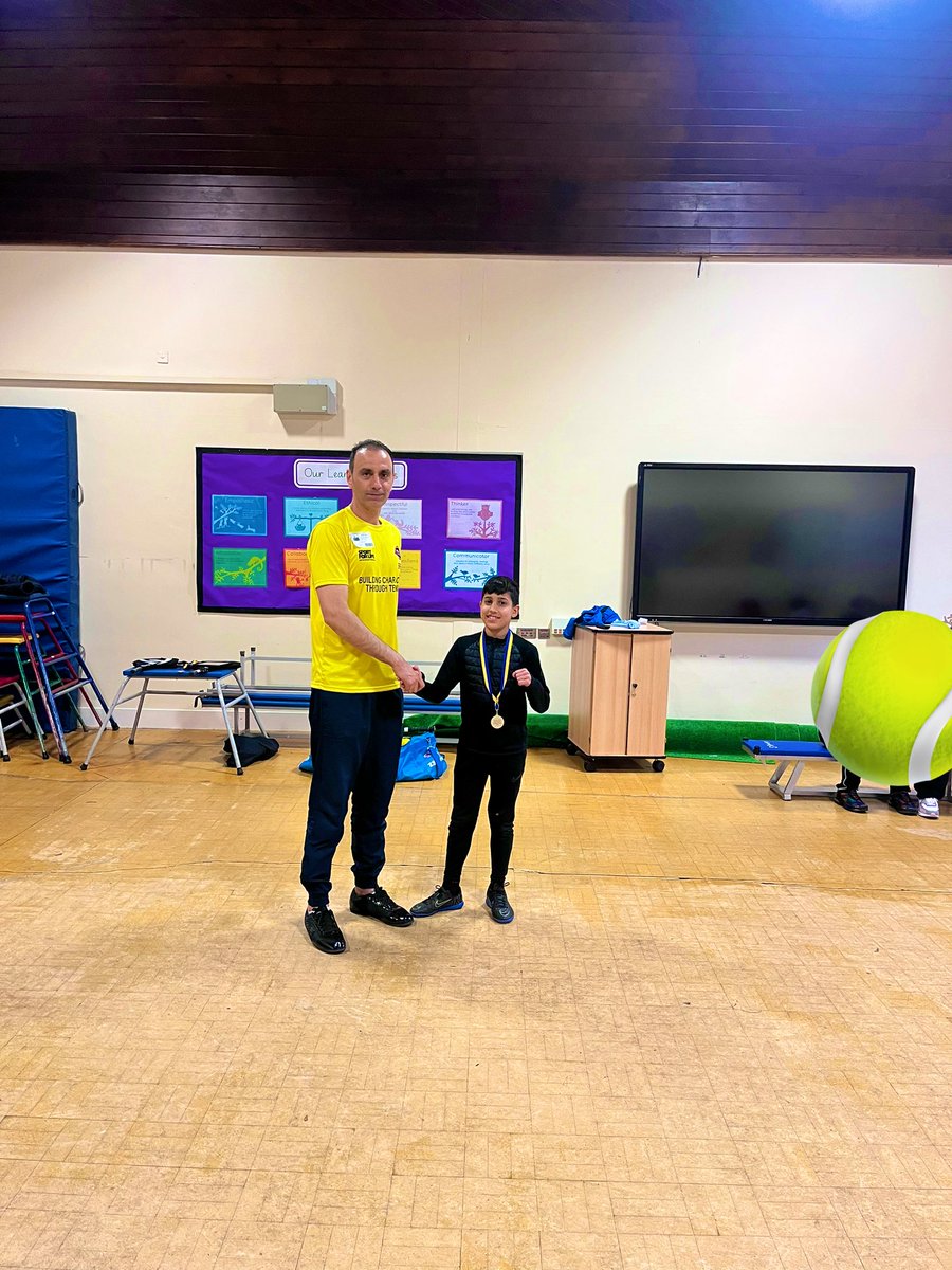 Tennis festival @BowlingParkPS and @StStephens_CofE ran by @SportFLI🎾 Winners 🥇🥇🥇now come and play @CarltonBolling against each other to take home the big prize🏆🏆🏆!!! #Ambition #lovesports #Tennis @YourSchoolGames