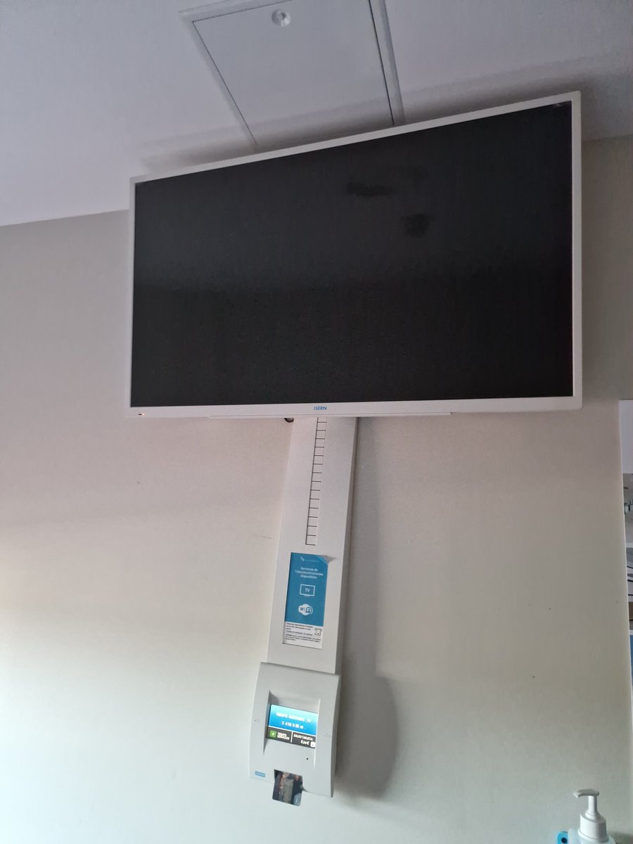 En los hospitales la tecnología avanza, pero la estafa sigue siendo la misma, 2,5 € al día la TV, si sacas la tarjeta se pone a cero y te jodes. Yo no entiendo que se haga negocio adicional con la enfermedad.