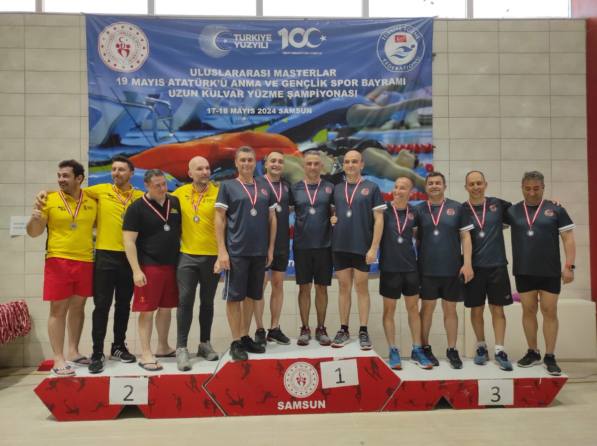 tcsavunma's tweet photo. TSK Spor Gücü Yüzme Takımı, Samsun’da düzenlenen “Uluslararası Masterlar 19 Mayıs Atatürk’ü Anma ve Gençlik Spor Bayramı Uzun Kulvar Yüzme Şampiyonası”na katılım sağladı. Şampiyonada sporcularımız, girdikleri farklı yüzme branşlarında kendi kategorilerinde toplamda 42 Altın, 31 Gümüş ve 40 Bronz madalya kazandı.

Müsabakalarda Dz.Öğ. Üsteğmen Mert Hepyükselen, 200m Kurbağalama branşında 02.48.65’lik derecesiyle kendi kategorisinde Türkiye Rekoru kırdı.

Sporcularımız kendi kategorilerinde girdikleri farklı yüzme branşlarında;

Tuğa. Hamdi Abanoz: 2 Altın, 2 Gümüş, 4 Bronz,

Dz.Per.Alb. Ertunç Akdoğan: 6 Altın, 1 Bronz,

Dz.İk.Alb. İsmail İlker Bulut: 2 Altın, 2 Gümüş, 4 Bronz,

Dz.Öğ.Alb. Faruk Sarıbayır: 6 Altın, 2 Gümüş,

Dz.İk.Alb. İbrahim Erdoğan: 1 Altın, 3 Gümüş, 2 Bronz,

Müh.Alb. Galip Çağlar Coşkun: 1 Gümüş, 6 Bronz,

Dz.Müh.Yb. Salim Engin Çalışan: 3 Bronz

Dz.Müh.Bnb. Sinem Tuğral Kurultay: 3 Altın, 3 Gümüş, 3 Bronz,

Dz.Öğ.Yzb. Sibel Savaşan: 8 Altın, 1 Gümüş, 1 Bronz,

Dz.Ütğm. İlker Üstündağ: 1 Altın,1 Gümüş,

Topçu Ütğm. Volkan Özkarakaş: 1 Altın, 1 Gümüş, 3 Bronz,

Dz.Öğ.Kd.Ütğm. Mert Hepyükselen: 3 Altın, 2 Gümüş,

Dz.Huk.Tğm. Sena Şimşek Helvacı: 1 Gümüş, 1 Bronz,

İkm.Tğm. Baturay Görkem Özdilli: 3 Altın, 2 Gümüş,  4 Bronz,

Dz. Bt.Asb.Kd.Bçvş. Gazi Akar: 1 Bronz, 

Dz. Topçu Asb.Kd.Bçvş. Vedat Güneş:  1 Altın, 1 Bronz,

Hv.Uçk.Bkm.Asb.Kd.Bçvş. Özgür Ünal: 1 Altın, 3 Bronz,

Bkm.Asb.Kd.Bçvş. Adnan Yılmaz: 1 Gümüş, 2 Bronz,

Dz.P.Asb.Kd.Çvş. Ömer H. Kuttekin: 4 Altın, 5 Gümüş, 1 Bronz,

De. Me. Sibel Tuna: 1 Gümüş 3 Bronz

Madalya kazandı.

#MillîSavunmaBakanlığı