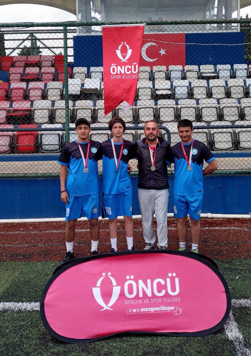 Okulumuz Ayak Tenisi takımı zorlu mücadeleler sonrasında İstanbul 2. si olmuştur...👏😍🥰
Öğrencilerimize gayretleri ve emekleri için sonsuz teşekkür ediyoruz 👏😍🥰