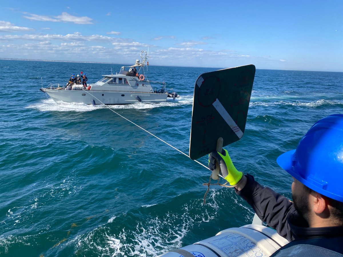 Armada_esp's tweet photo. Mientras algunas de nuestras unidades están inmersas en las actividades del #DIFAS24🇪🇸, otras continuan con sus operaciones de #VigilanciaMarítima y #Adiestramientos. 📸Remolcador #LaGraña y patrullero #P114 realizan varios ejercicios marineros conjuntos.
#SomosLaArmada🇪🇸⚓️ https://t.co/890aS1gsfT
