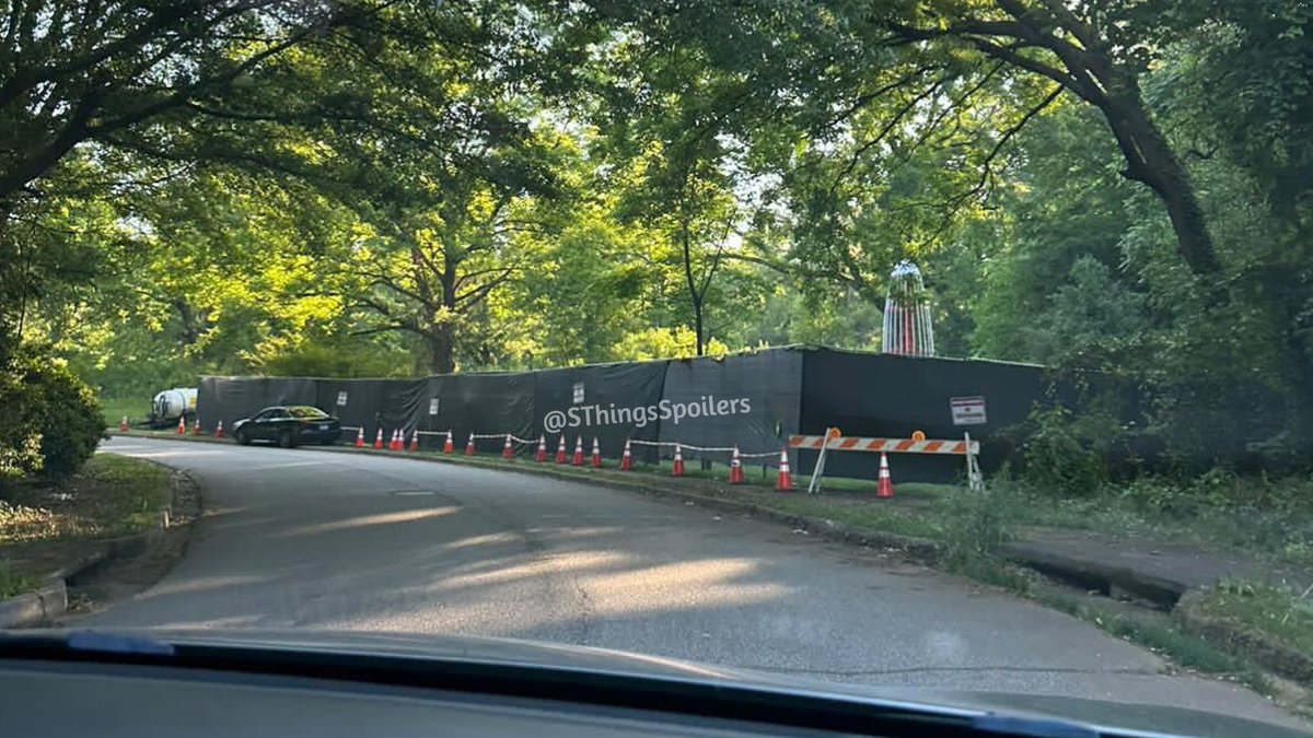 SThingsSpoilers's tweet photo. Filming Update: The crew of #StrangerThings5 are currently setting up the Creel’s playground set in Stockbridge, GA! https://t.co/yCtisus8eI