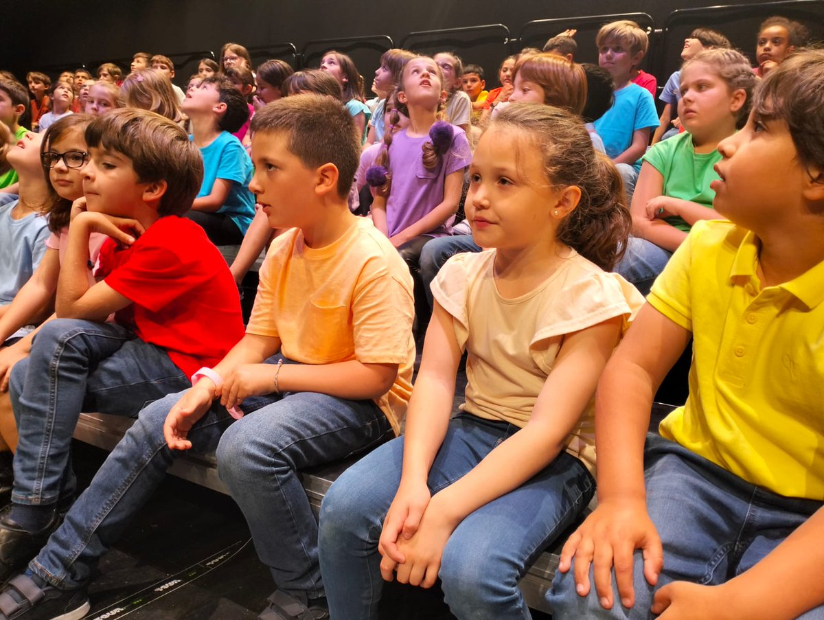 Els nens i nenes de segon de Primària participen avui a La Clika. Un concert entre diferentes escoles ple de música, color i valors.