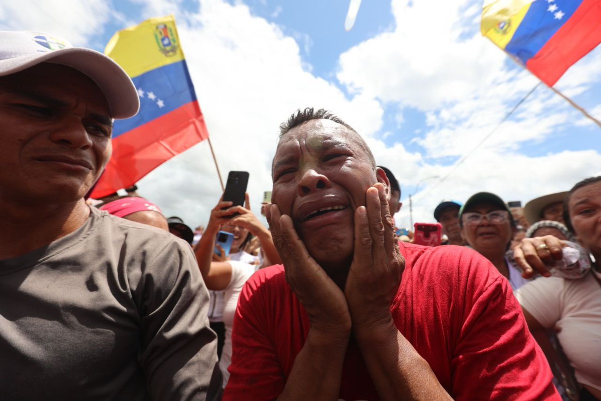 ConVzlaComando's tweet photo. ¡Cuánto dolor y cuánto daño han causado a nuestras familias! 

En Puerto Paéz, este es el llanto de un venezolano que no tiene qué comer, ni cómo sostener a su hija. 

Por eso no podemos desmayar. ¡El 28 de julio es la oportunidad de cambiar! 

@MariaCorinaYA en #Apure. https://t.co/cOU80UtDvo