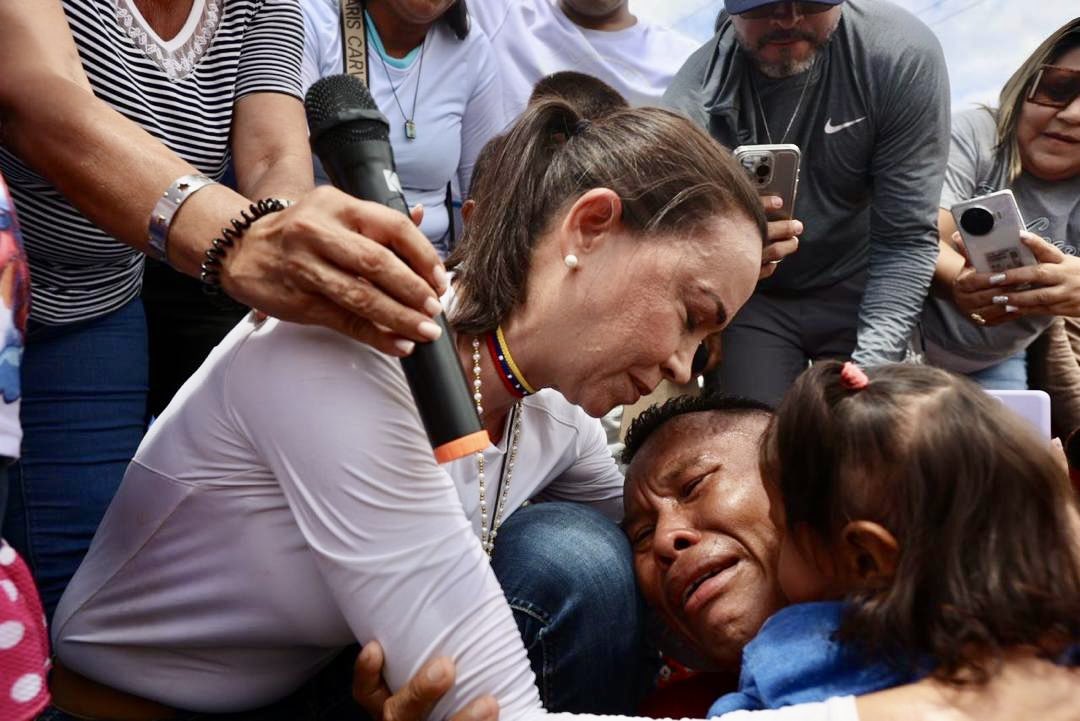ConVzlaComando's tweet photo. ¡Cuánto dolor y cuánto daño han causado a nuestras familias! 

En Puerto Paéz, este es el llanto de un venezolano que no tiene qué comer, ni cómo sostener a su hija. 

Por eso no podemos desmayar. ¡El 28 de julio es la oportunidad de cambiar! 

@MariaCorinaYA en #Apure. https://t.co/cOU80UtDvo