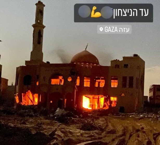 🔴Des soldats israéliens publient fièrement sur les réseaux sociaux une photo d’une mosquée qu’ils ont incendié dans la bande de Gaza.