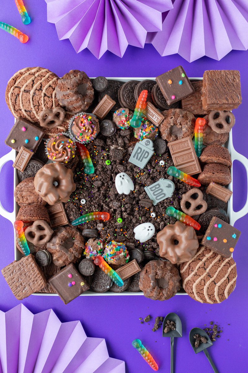 This Creepy Crawly Graveyard Frosting Board is the ultimate Halloween dessert that doubles as a party centerpiece.

Read more 👉 amagicalmess.com/graveyard-fros…

#halloweenparty #dessert