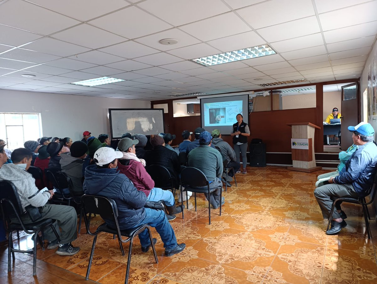 Arcsa_Ec's tweet photo. ¡Capacitamos por productos seguros! 👩🏽🏫🧀
Productores de lácteos y derivados de la parroquia #Cebadas de #Chimborazo recibieron un taller sobre correcto etiquetado sanitario, dentro del proyecto de inocuidad del queso fresco impulsado por @EspochRio.
#ElNuevoEcuador 🇪🇨 https://t.co/rrXWbVCz5O