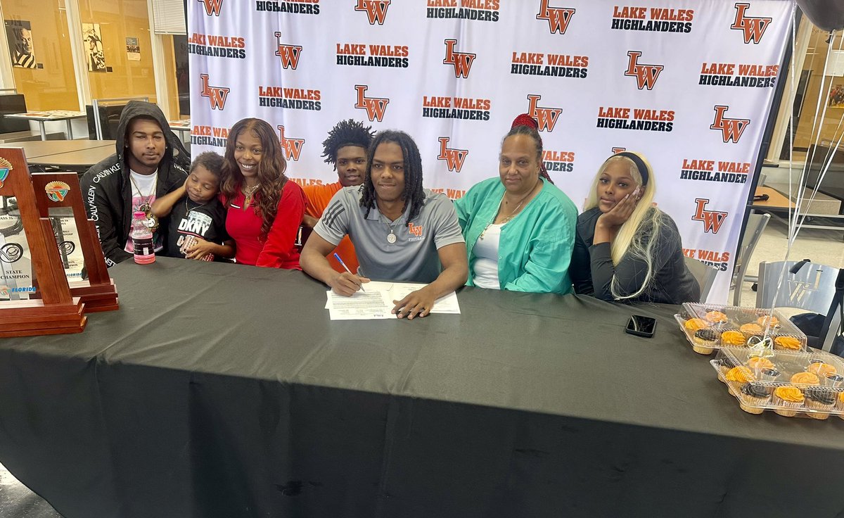 lwhs_f's tweet photo. Congratulations to Senior @MarlowMessiah on signing with the @ReedleyTigers of @reedleycollege!!! 🖊️ #HighlanderFootball #BestIsTheStandard #CLIMB https://t.co/bXqmxkDLuD