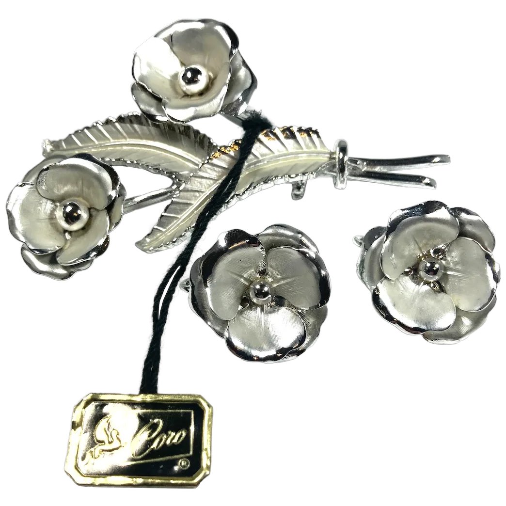 Coro Dimensional Textured Silvertone Metal Flower Brooch Clip On Earring Set w Original Hang Tag
#rubylane #vintage #retro #designer #hautecouture #brooch #set #vintagejewelry #giftideas #jewelryaddict #vintagebeginshere #fashionista #diva
rubylane.com/item/136230-E1…