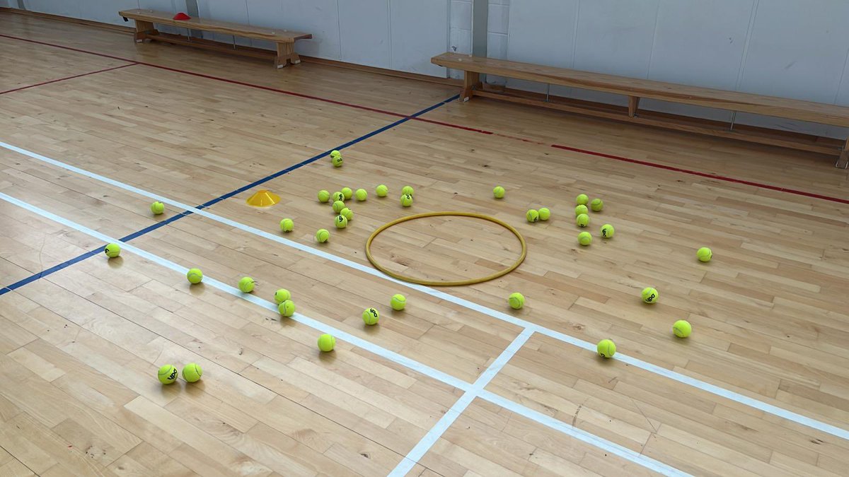 ACESport_UK's tweet photo. Our Hit, Catch &amp; Run session with Year 1 &amp; 2 at @coopprinceville!! 😃

Using different games to try and improve all of our three learning points!! 👏🏻

#PhysEd #Sport #PE #PhysicalEducation #Hit #Catch #Run #PhysicalLearning https://t.co/jGeM1kYqQU