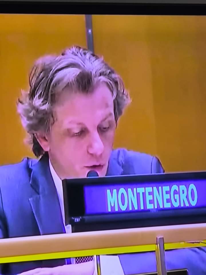 "Свак' је рођен да по једном умре..Част и брука живе довијека"......