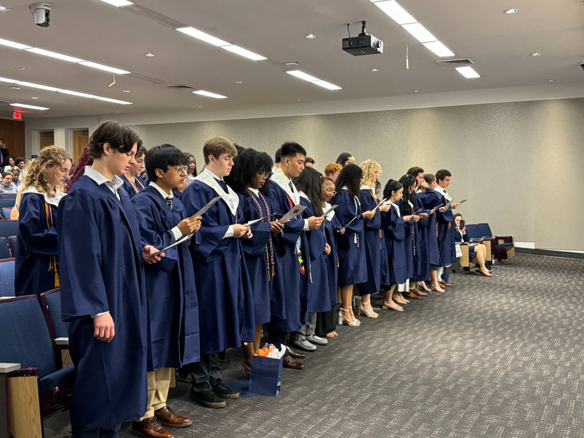 NPSchools_VA's tweet image. Congratulations to Maury High School&apos;s Medical &amp;amp; Health Specialties Program C/O 2024! 🎓 Your hard work &amp;amp; dedication have paid off, &amp;amp; we are so #NPSProud. Here&apos;s to a future full of healing, innovation, &amp;amp; making the world a healthier place.

Go forth &amp;amp; shine, graduates!🎉🌟
#MHSP