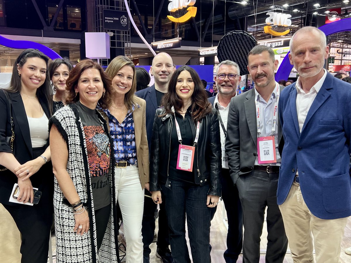 NatachaQS's tweet photo. Quelle belle délégation #JamaisSansElles à #VivaTech aujourd’hui ! C’était un plaisir de retrouver nos alliés : @OlivierNollent, Pauline @AdamKalfon, ainsi que de nombreux dirigeants signataires de la charte.

Tout au long de l’année, les équipes de notre association et les entreprises partenaires du mouvement collaborent pour faire progresser concrètement l’égalité femmes-hommes. La table ronde d’aujourd’hui à VivaTech est le fruit de ces synergies.
Nous avons pu avec @thierryjadot et @sachaqs  répondre aussi à des questions de participants sur nos actions.

C’est une nouvelle preuve que nous pouvons tous travailler ensemble vers une société plus égalitaire et plus juste pour toutes et tous. 
Merci à @PwC_France pour l'invitation et à @SAPFrance pour leur participation. Nous étions aussi à deux pas de nos amis de @BNPParibas. 

Rendez-vous à Vivatech, samedi 25 mai après midi, avec notre pôle junior ! 

#WomenInTech #DEI #EgalitéPro