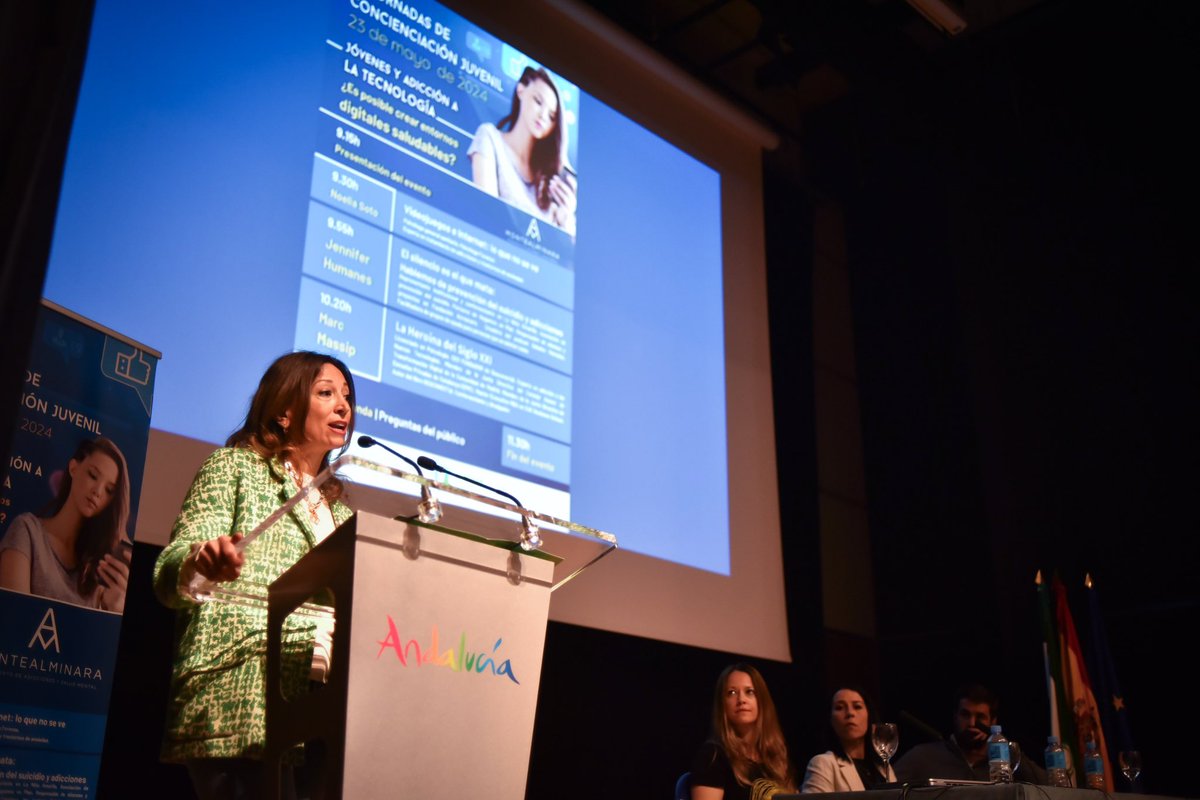 La delegada @Navarro_PP ha clausurado una jornada sobre adicción de los jóvenes a las tecnologías impulsadas por @IAJuventud en #Málaga 📲 En #Andalucía + del 74% de los menores de entre 10 y 15 años usan el teléfono móvil (datos INE) 👉🏼 72 menores tratados por adición en 2023