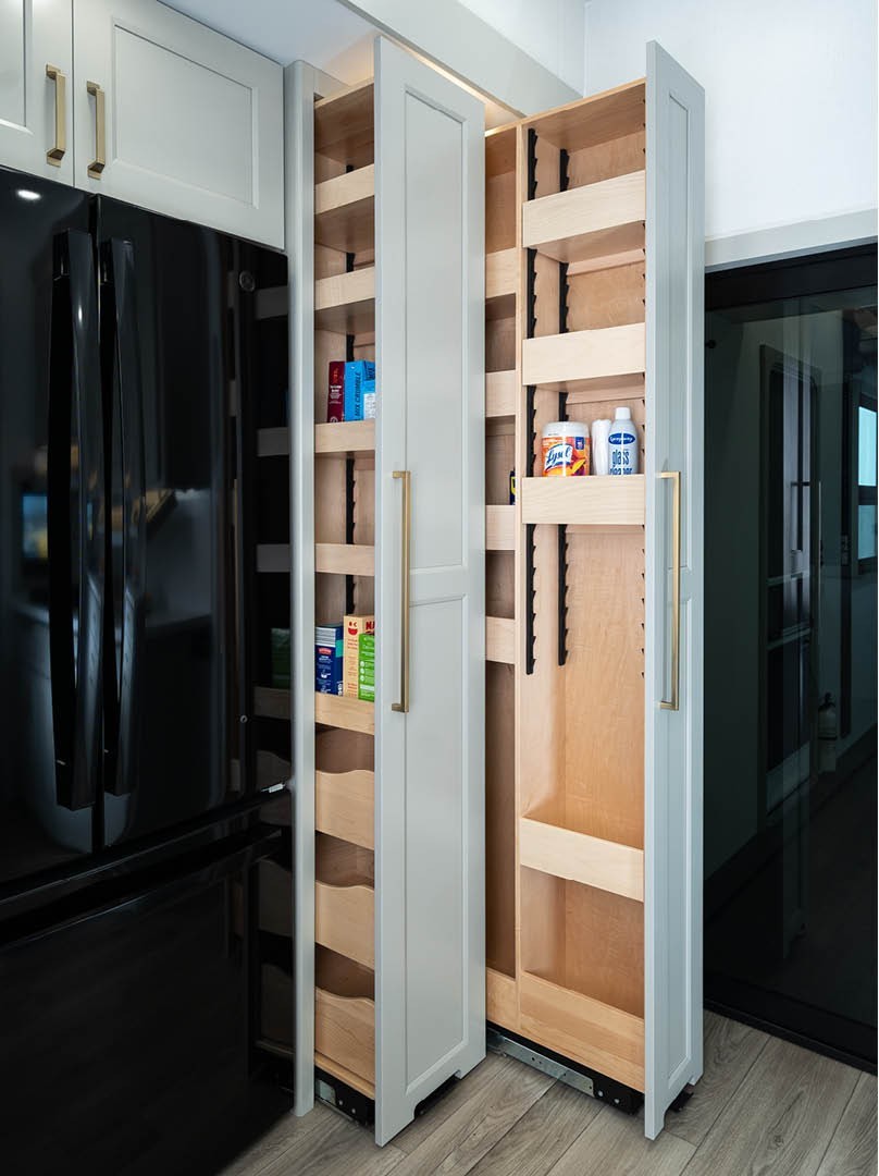 BrinkleyRv's tweet photo. The Model G 3950 kitchen features the pull-out pantry we all love ๐ฃ๐๐จ๐ฆ a pull-out utility closet complete w/ cordless vacuum prep & outlet. All shelves are adjustable to maximize your storage ๐
Learn more https://t.co/7gt7fN9XDs
#BrinkleyRV #ModelG #FifthWheel #RVLife https://t.co/iXZM3WgEJa