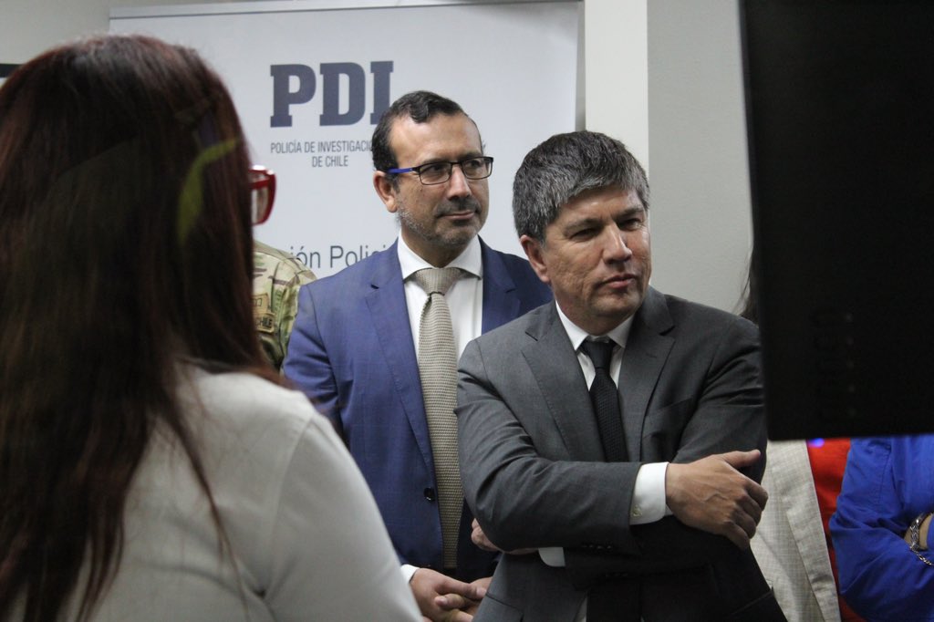 FiscaliaIRegion's tweet photo. Fiscal regional (s) de Tarapacá Hardy Torres participó en la inauguración del nuevo sistema IBIS de Identificación Balística en el Laboratorio de Criminalística de la @PDI_Tarapaca.  Instancia encabezada por el Subsecretario @DrManuelMonsalv en Iquique. @SubseInterior https://t.co/c5mF0yzLDk