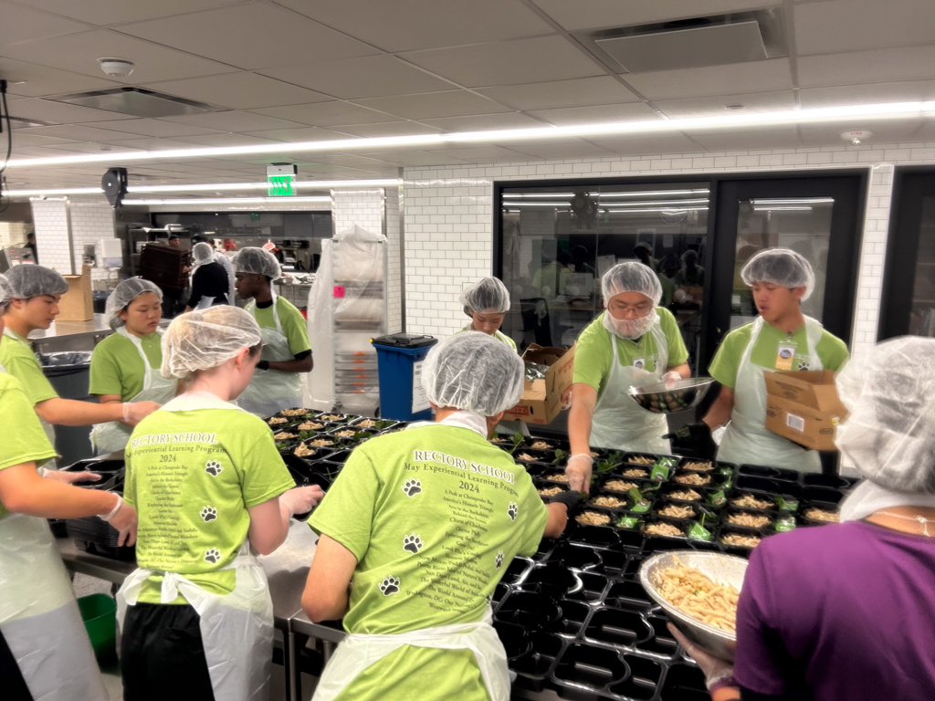 Students traveled to places all across the US for the May Experiential Learning Program. On the Washington, DC MELP, students experienced the city's iconic museums, explored the national monuments, savored the city's culinary scene, and volunteered at the DC Central Kitchen.
