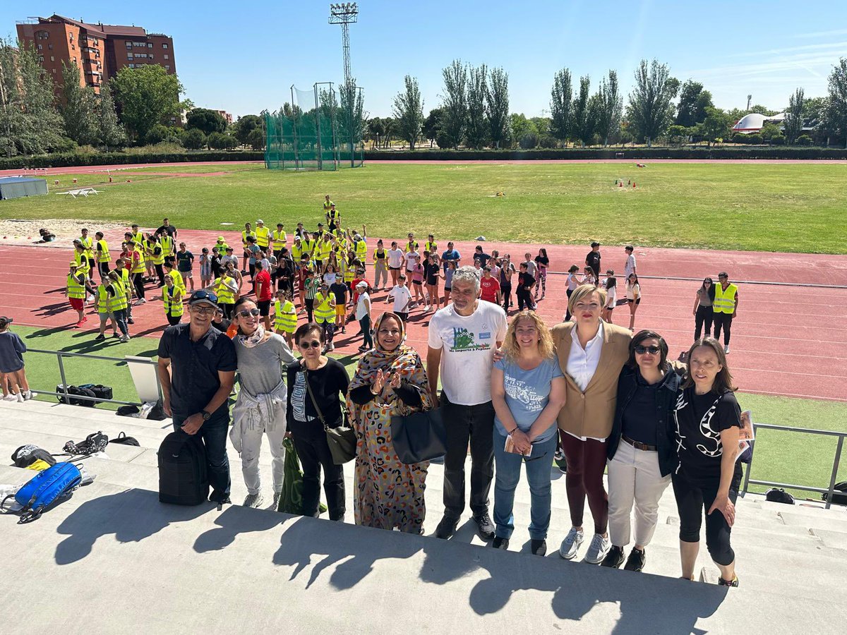 🎽 Hoy se ha celebrado una actividad multideportiva solidaria en la Ciudad Deportiva Europa para recaudar fondos para el pueblo saharaui 🧒👧 Organizado por el IES Salvador Dalí han participado más de 300 niños/as Han asistido las concejalas @cpolonioc, @MercedesULEG y @ajmnzg