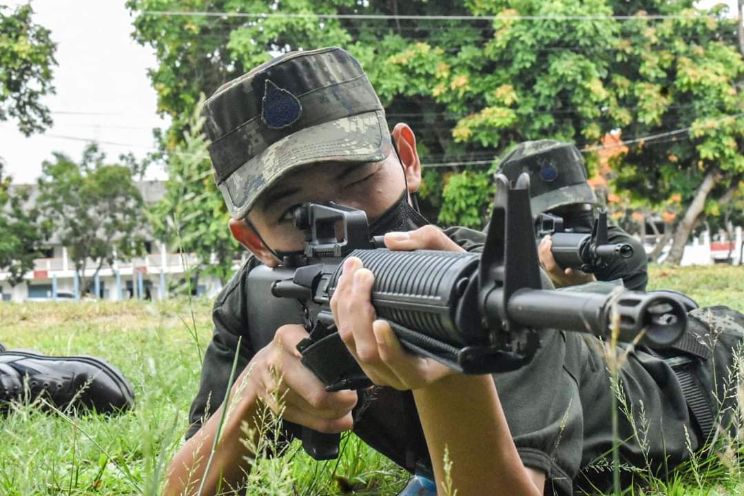 army_greenbrain's tweet photo. ทหารใหม่ฝึกเข้ม!!

พี่ๆครูฝึก ทำการฝึกน้องทหารใหม่ ในการฝึกท่ายิงปืน พร้อมทั้งฝึกวิชายุทธวิธีทางทหาร เพื่อให้เกิดความมั่นใจ ก่อนที่จะฝึกข���้นแนวยิงจริง โดยมี ครูทหารใหม่ดูแลอย่างใกล้ชิด

หน่วย : ร.8 พัน.1
ณ : ต.ปากตม อ.เชียงคาน จ.เลย

#น้องคนเล็ก #ทหารใหม่ https://t.co/RjTwCliewR