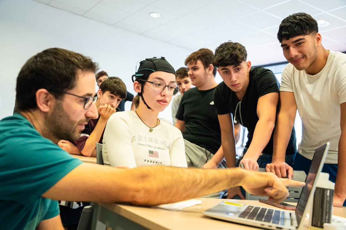 💬 "#Escolab és una oportunitat d'apropar l'alumnat a la recerca real".  

Estudiants de <a href="/cejaumebalmes/">CE Jaume Balmes</a> descobreixen l'impacte que té en la millora de la #salut la recerca que fa <a href="/Bioart_UPC/">BIOART Lab | UPC</a> d'<a href="/ETSEIB_UPC/">ETSEIB</a> sobre la comunicació entre el nostre 🧠 i un 💻.

▶️via.bcn/SKwa50RSOMB
