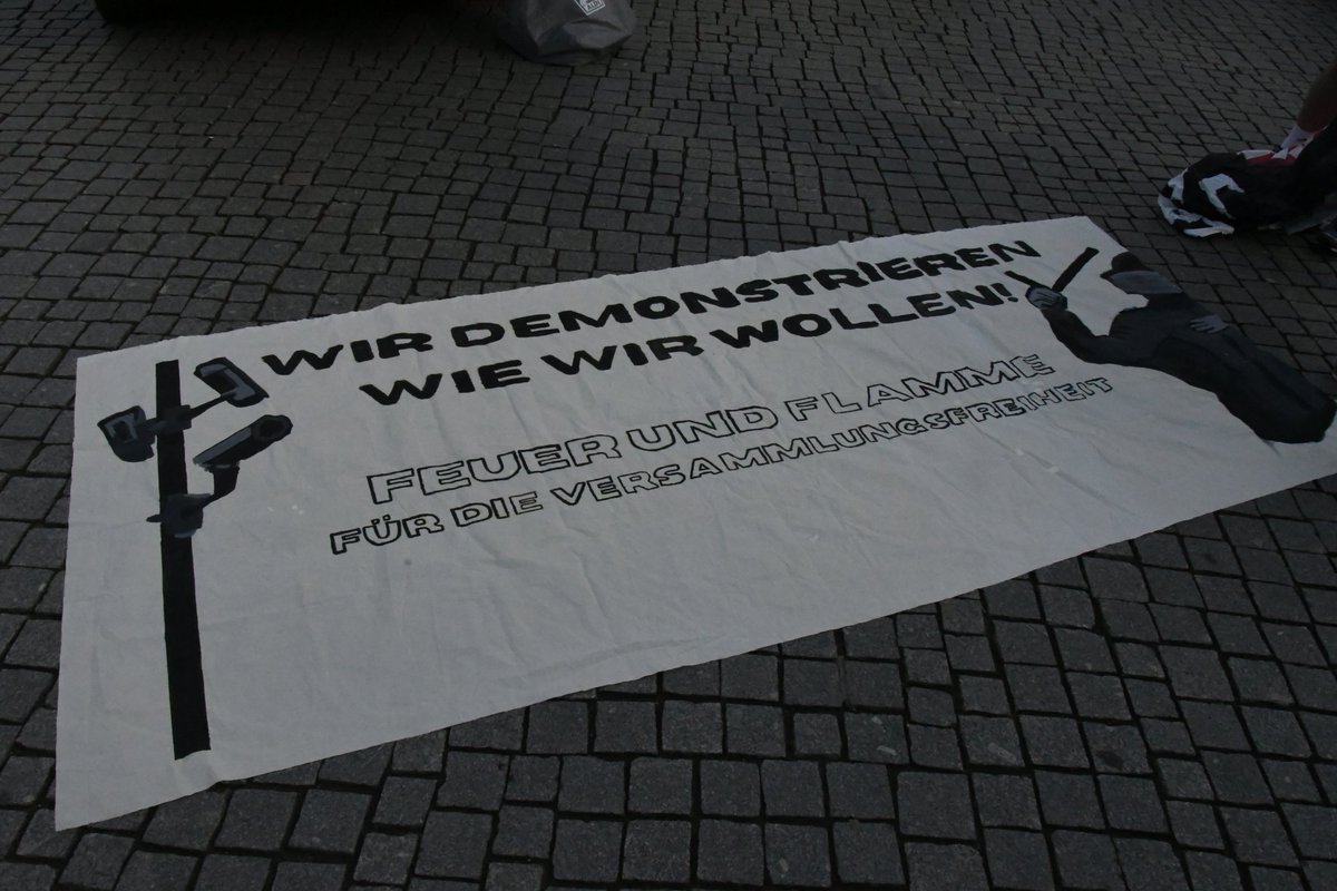 Ich tweete gleich ein wenig von der #Demo gegen das neue sächsische #Versammlungsgesetz in #Leipzig zu #le2305. Dies würde u.a. auch Versammlungen in Räumen kriminalisieren können. @platznehmen 
#Versamlungsgesetzstoppen #versammlungsfreiheit #wirdemonstrierenwiewirwollen