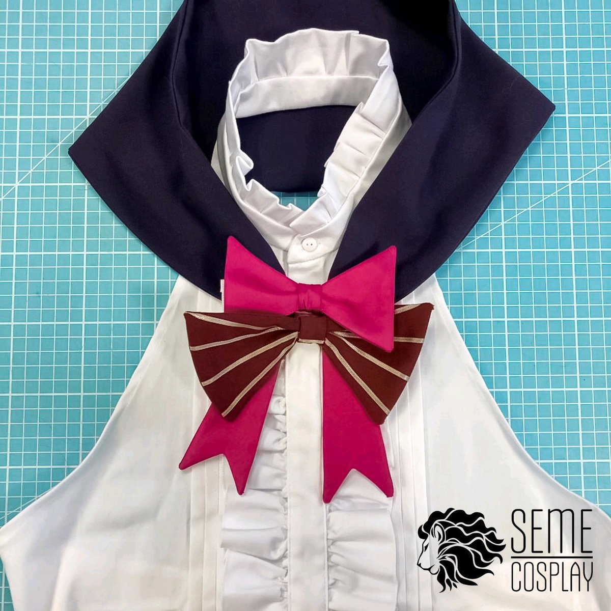 SEMECosplay's tweet photo. 🎩 #Lyney 🎩 
.series#GenshinImpact

We want to share some detail shots of the Lyney costume we made!

Starting with this beautiful neckholder blouse and some bowties. 😊
#cosplay #cosplaycommissions https://t.co/lm9DzOVdKG