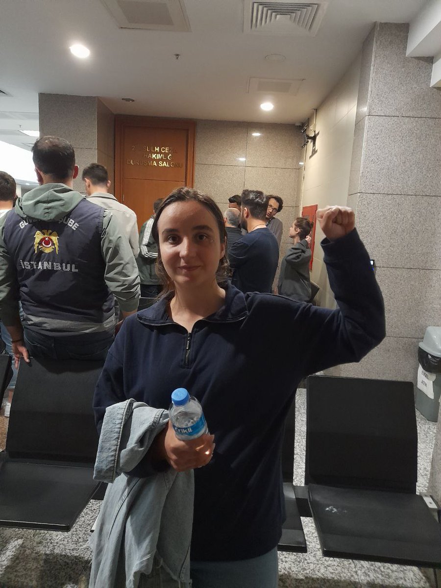 Yoldaşlarımızın selamları var, neşeleri yerinde.
AKP'ye, faşist ortağına ve genel olarak sömürü düzenine baş eğmeyeceklerinin bilinmesini istiyorlar.
1 Mayıs tutsaklarının özgürlük mücadelesi bugün tutuklananların çok ötesinde esas olarak bu ülkenin nereye gideceğinin mücadelesi