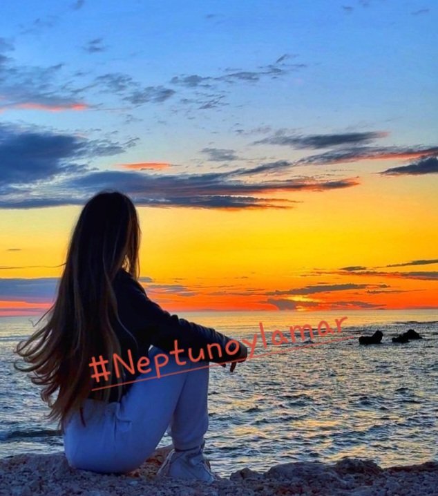 letrasdelamar's tweet photo. Dejé ir una sonrisa de amanecer
Al notar que sus suspiros iban en otra dirección
Dejé que marchara su corazón
Al saber que sus latidos ya no llevaban cobijo
Dejé ir una mirada de ensueño
Al notar un vacío
Dejé ir una caricia
Sabiendo que ya podía respirar sin...mí.
#Neptunoylamar https://t.co/vUVuwZdIFS