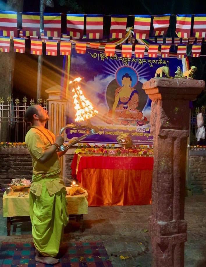एकता: Hindu priest performs an evening Aarti in front of Buddhist shrine near Halesi Mahadev Khotang. ❤️ Pic. Sandip Upadhyaya