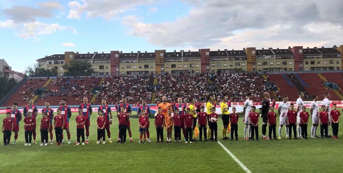 🚨 Himna BiH u Banjoj Luci žestoko izviždana, dok se većina igrača nije htjela okrenuti prema državnoj zastavi! Uključujući novopečenog A reprezentativca, Davida Vukovića. 🙄 via  @sportsport