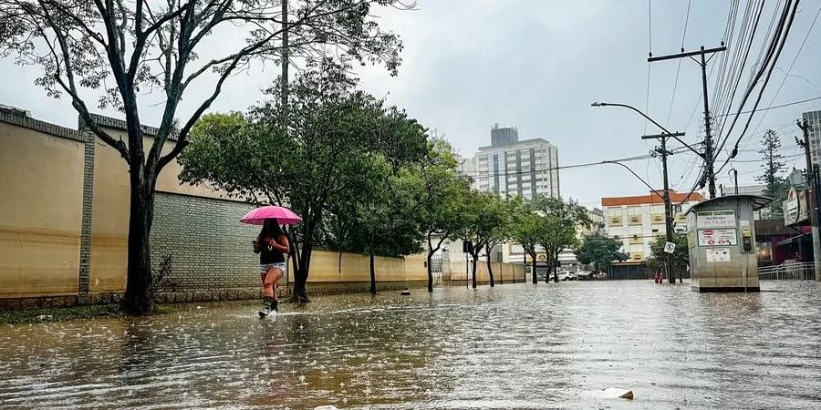 🚨 URGENTE | Ruas centrais de Porto Alegre voltam a alagar nesta quinta (23). Estado do Rio Grande do Sul entra em ALERTA VERMELHO para tempestades, ventos e granizo.