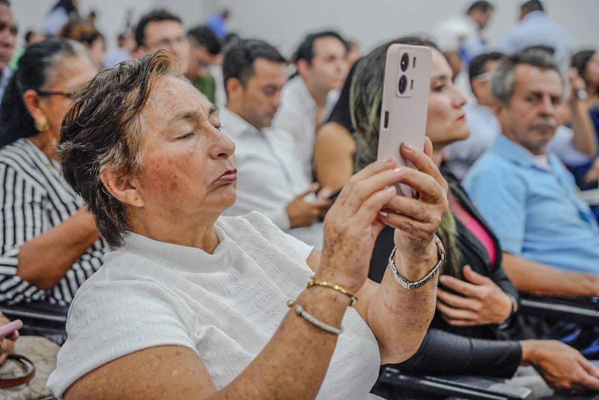 OscarBarretoTol's tweet photo. Jamás seremos  cómplices del deterioro de la democracia de #Colombia, tenemos toda la firmeza, mis queridos amigos, para defender la institucionalidad, la democracia y la libertad de todos los colombianos.  @soyconservador https://t.co/lWaS9SBVkn