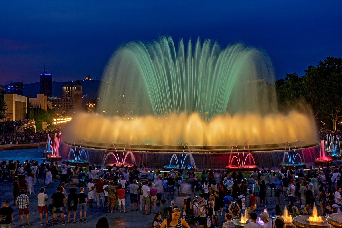 Experience the Lights and Sounds of the Magic Fountain of Montjuïc 👉 cutt.ly/vetN2Fff 
#Magicfountain #Barcelonacity #Barcelonatrip