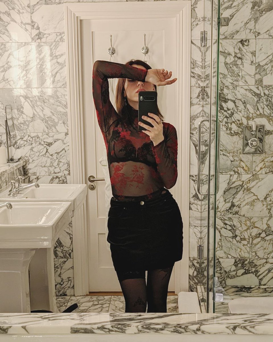 Anais Leigh tweet media