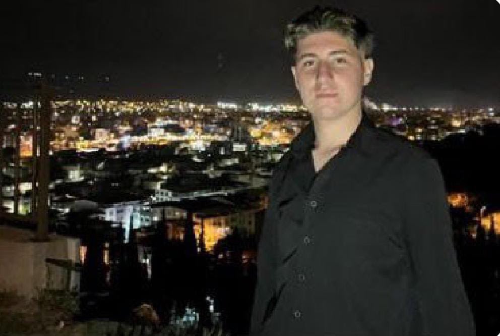 Milli Eğitim Bakanlığı makamını işgal eden zat, çocuklarımıza ortaçağ eğitimi verdiği gibi iş kazalarında yaralanmalarına hatta ölmelerine karşı tedbir almaktan aciz.

Son olarak Soma'da Mesleki Eğitim Merkezi (MESEM) kapsamında stajyer olarak çalışan 17 yaşındaki Alperen Enes