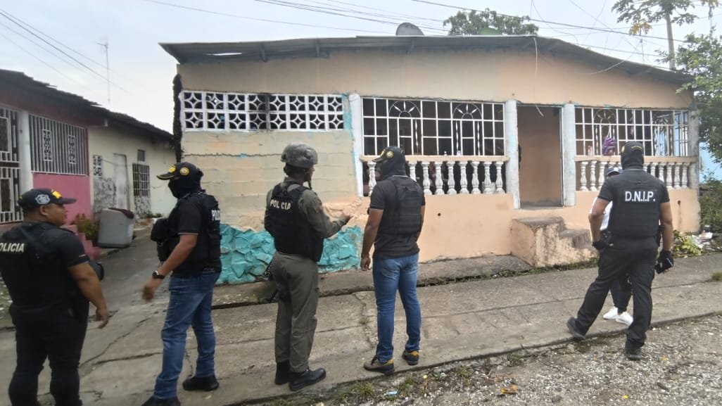 #SanMiguelito l A esta hora junto a la @PGN_PANAMA mantenemos diferentes diligencias de allanamiento en diversas áreas del distrito, en busca de personas requeridas por la justicia, armas de fuego y drogas. #SinTregua