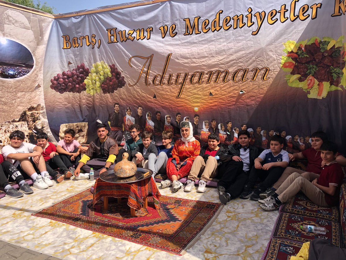 sinantemel's tweet photo. #Karabük’te gerçekleştirilen #KBÜFEST'te bir avuç #Adıyamanlı hemşehrimiz kendi imkanları ile memleketlerini tanıtmaya çaıştılar.
KBÜ'de çalışan hemşehrimiz @HasanTurma 'nın gayretleri bir araya gelen az sayıdaki kardeşlerimize teşekkür ediyoruz.
Ellerinize, gönüllerinize sağlık. https://t.co/R48VIRKUxF
