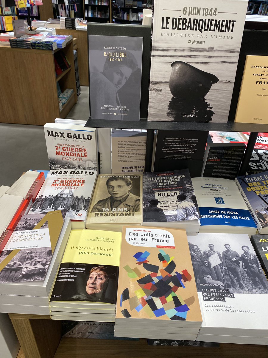 GuylaineSOULIER's tweet image. @guybirenbaum #akapapa
Toujours bien placé chez mon libraire 💙📚😉