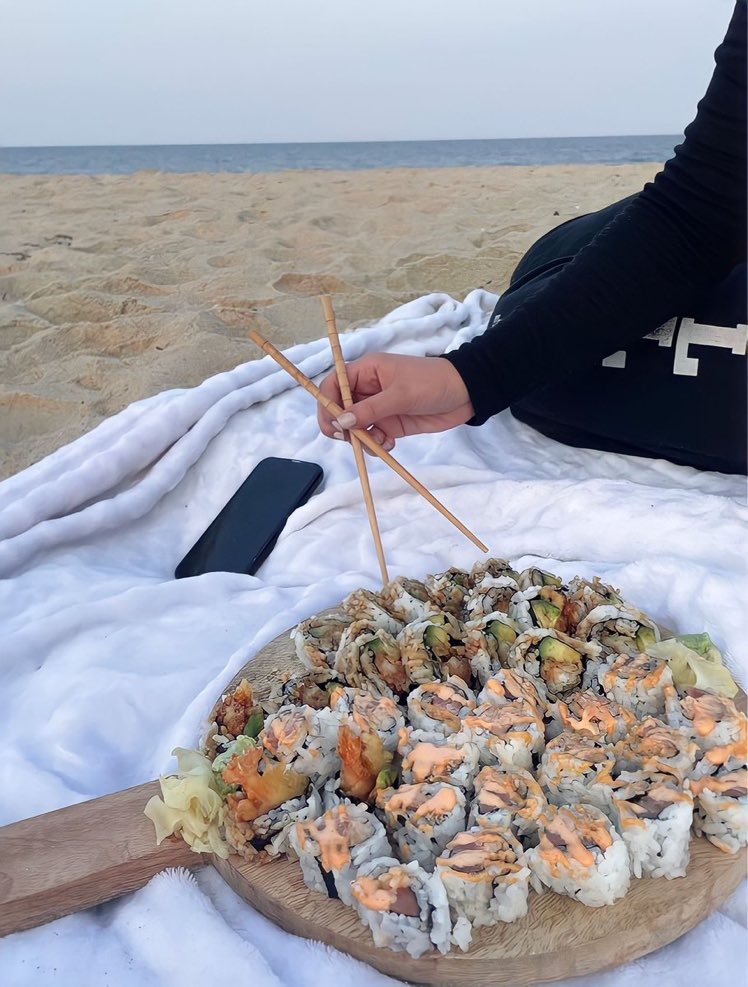 textospace's tweet photo. sushi date https://t.co/HfRZUFPBS0