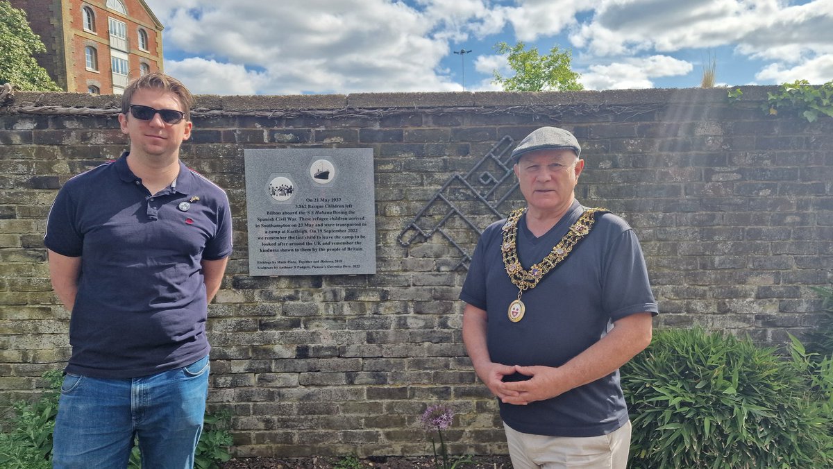 Greatly honoured today to lay flowers at the memorial plaque for the Basque children fleeing Nazi/Fascist persecution in 1937. Today marks the date when Southampton citizens opened their hearts to admit 4,000 refugee Basque children - defying the local and national politicians.