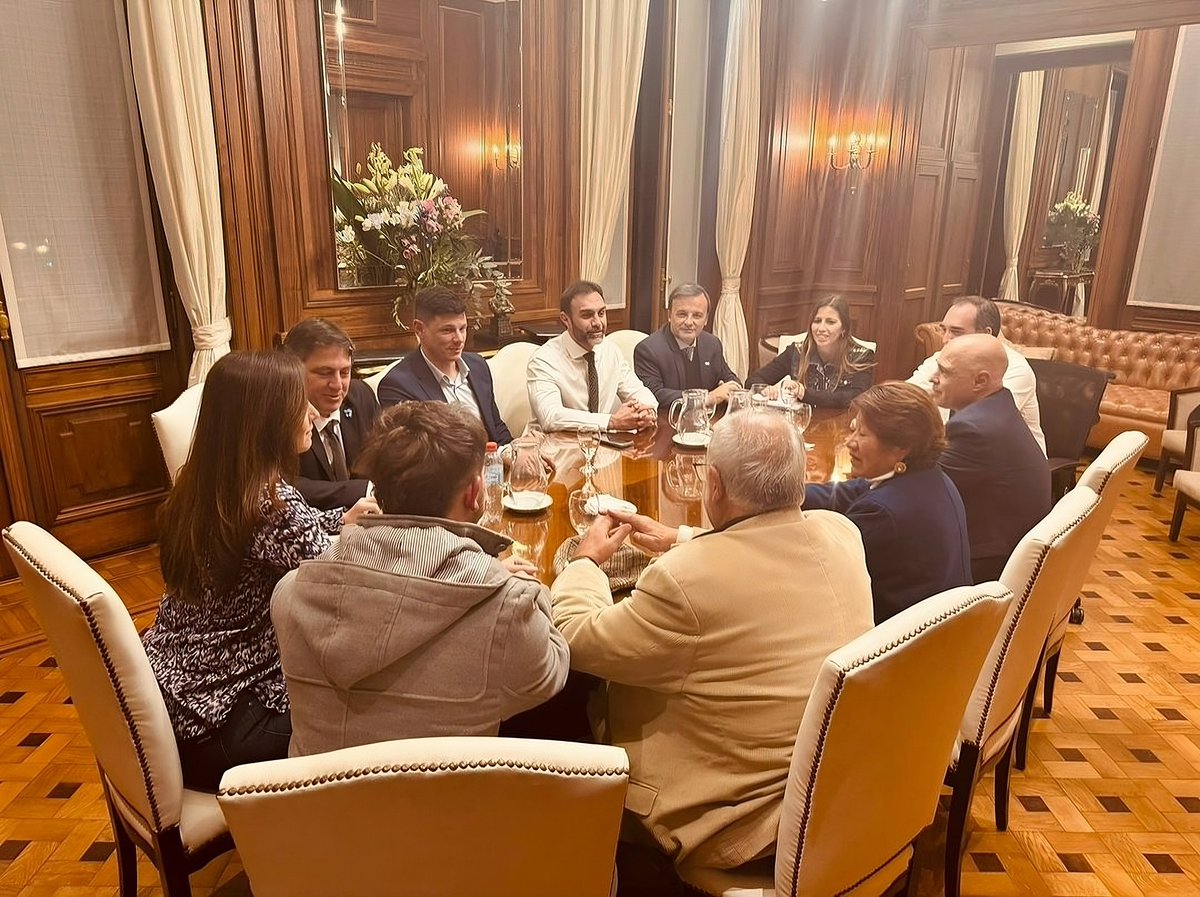 ezeatauche's tweet photo. El día de ayer tuvimos una reunión de bloque de LLA con la vicepresidente @VickyVillarruel y el secretario parlamentario, Agustín Giustinian. Evaluando las modificaciones y trabajando juntos para tener una ley “Bases” con amplio consenso. https://t.co/AkRJPIZ5By