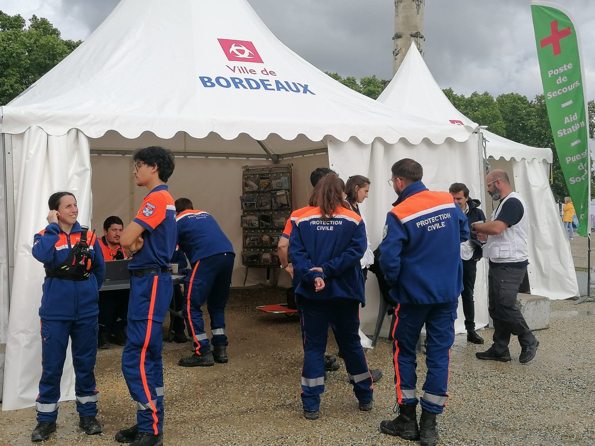 Pour cette 14e étape du relais de la flamme, 75 bénévoles de la Protection civile sont mobilisés en Gironde. Rien qu'à Bordeaux, trois postes de secours sont positionnés autour des quais et des Quinconces.