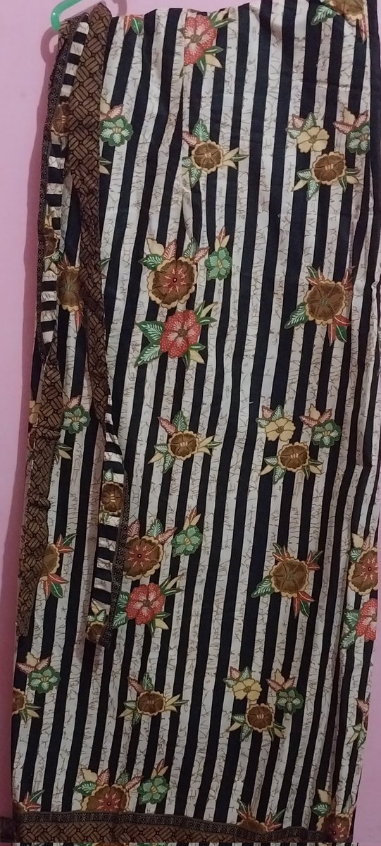 nesathings's tweet image. Preloved rok ✨️✨️

Ada rok tartan berfuring, rok motif rempel berfuring, rok lilit batik

Jogja, bisa oren freeongkir 🍊

#wts #prelovedrok #zonauang #zonajajan #rok #prelovedmurah